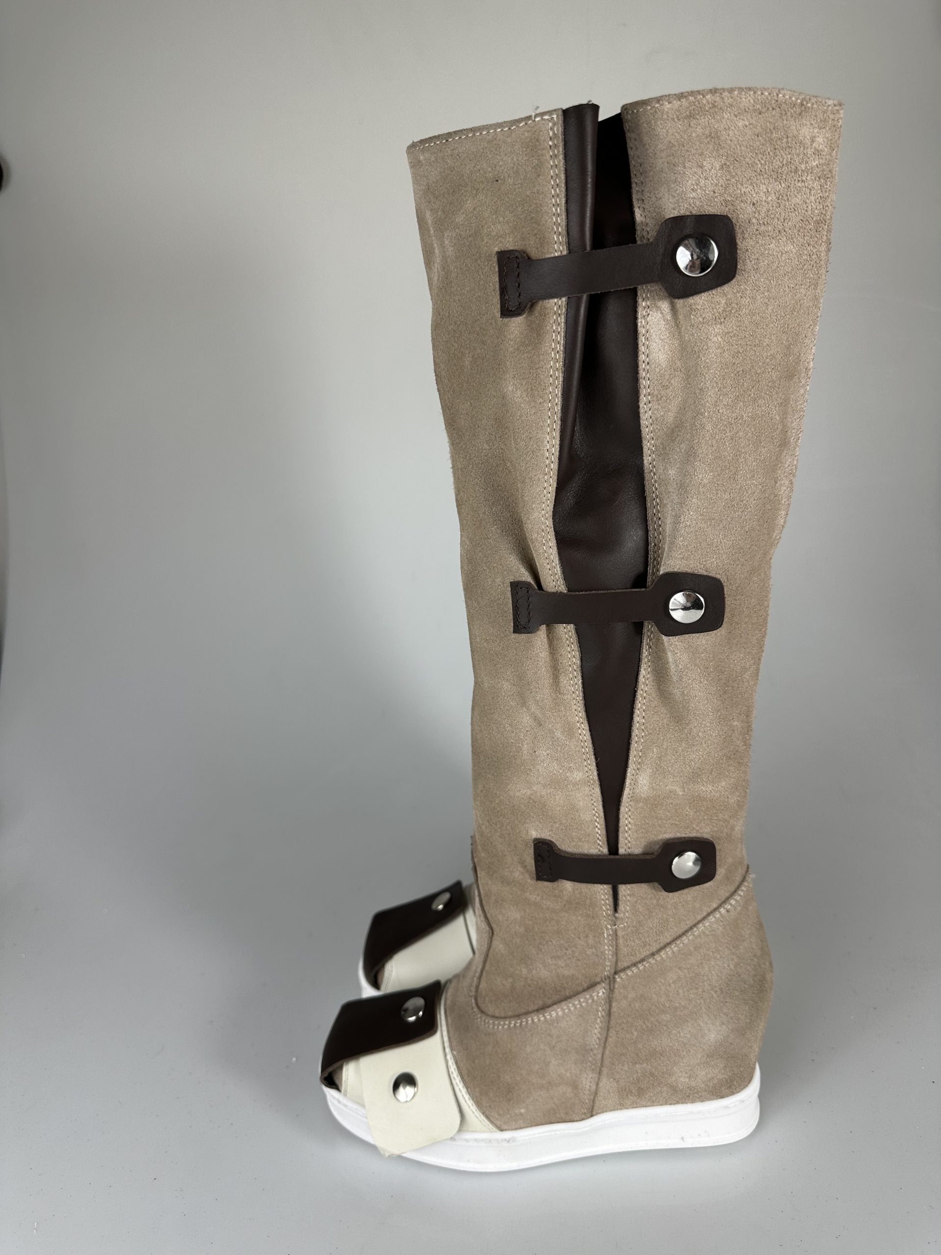 Lucariello leva beige