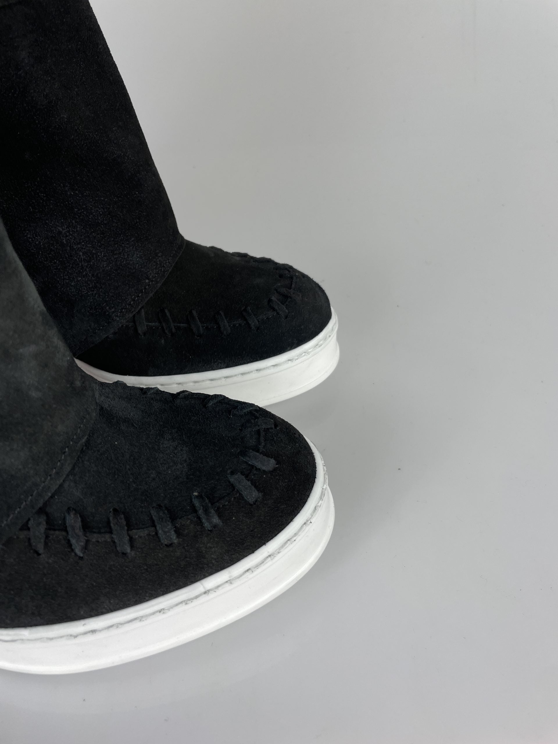 Blessing black suede