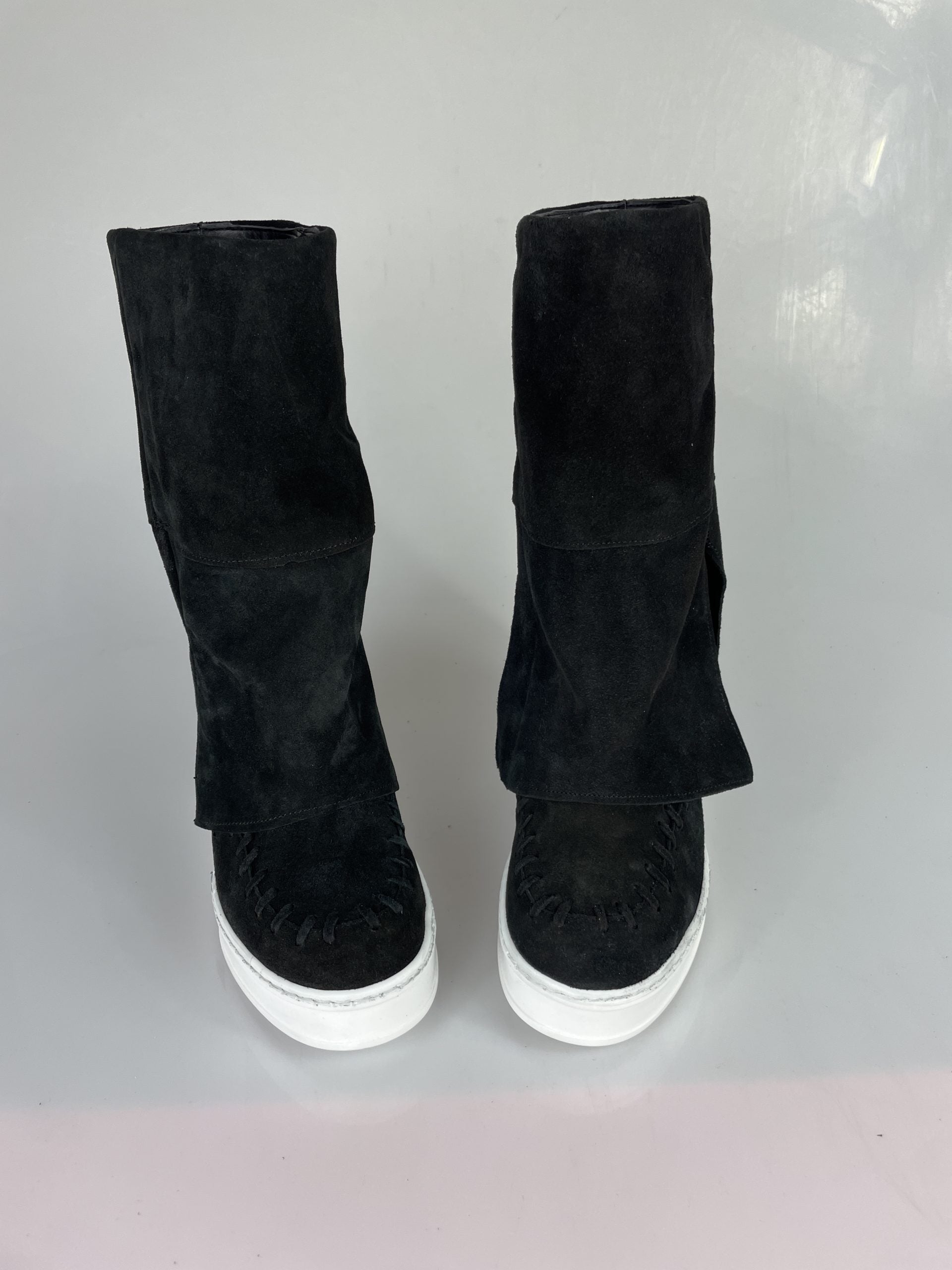 Blessing black suede