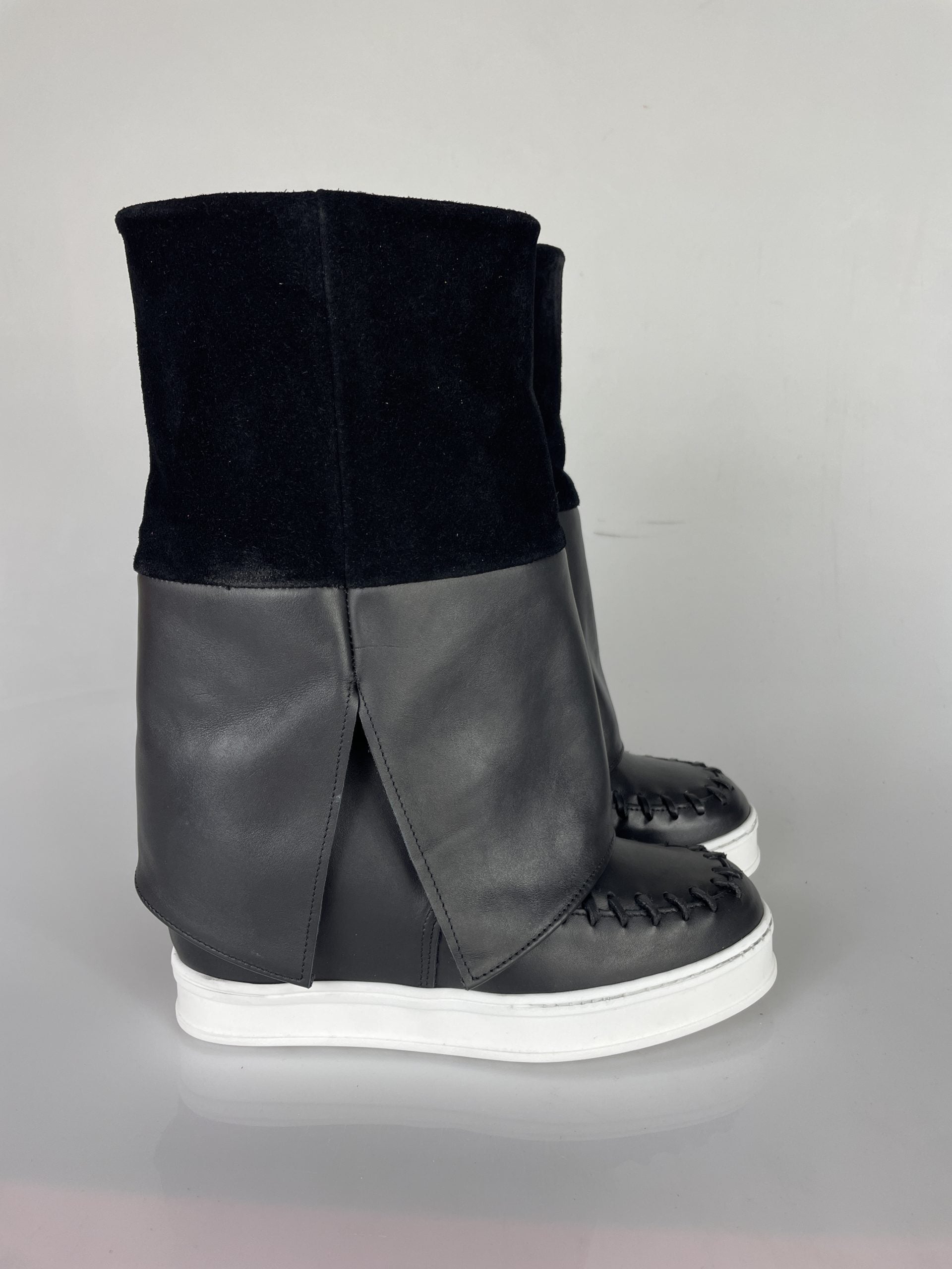 Blessing cam black leather