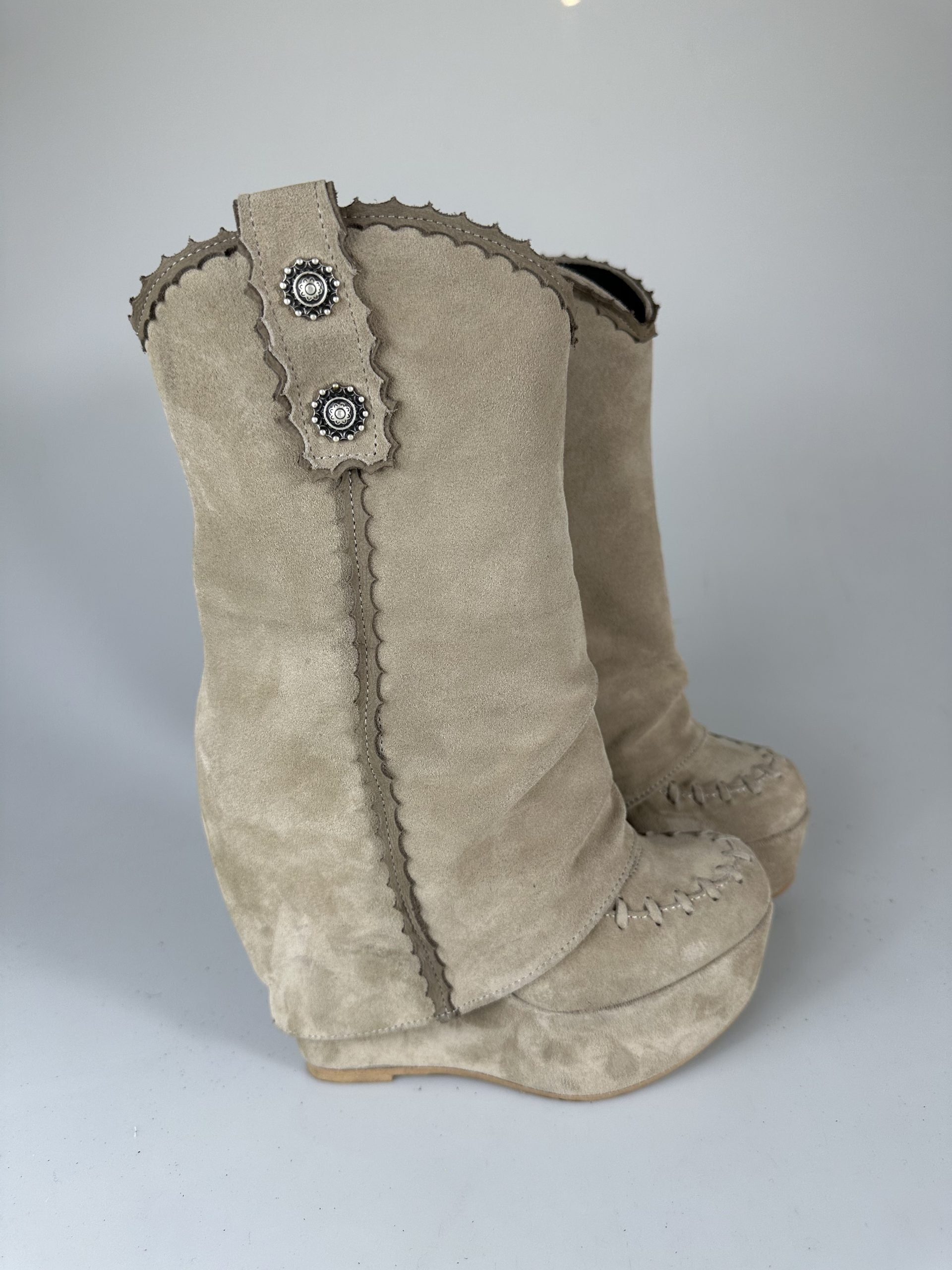 Carmensita Euphoria mid cam beige básico primer plano