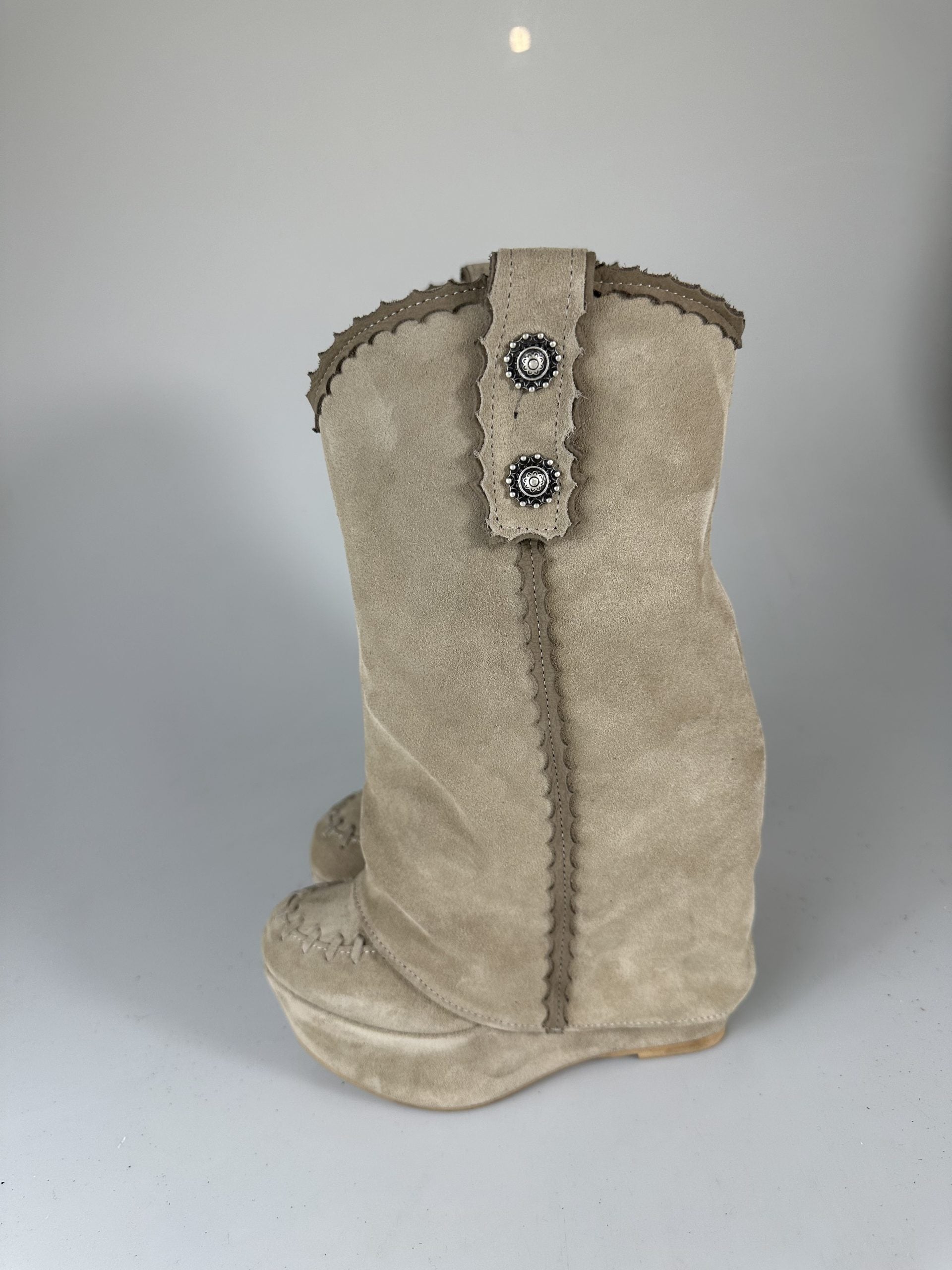 Carmensita Euphoria mid cam beige básico primer plano