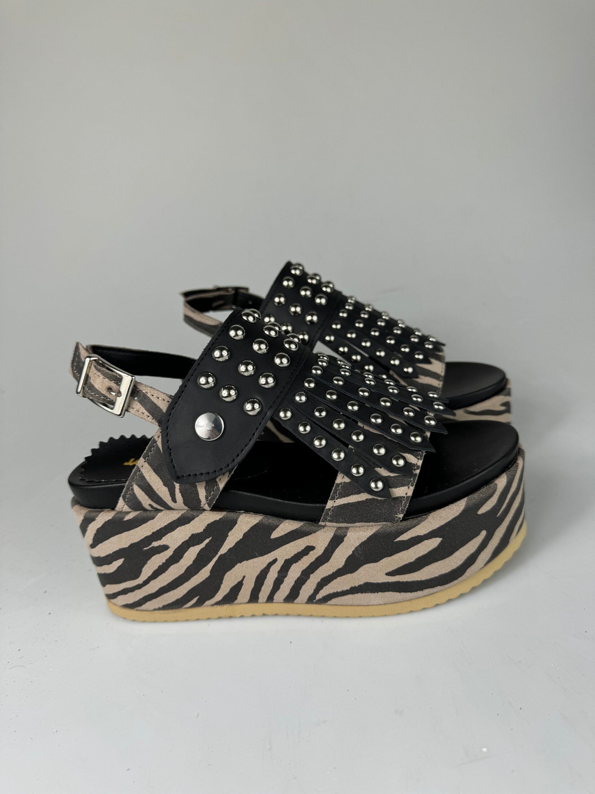 Holly51 cuero negro rasgado atigrado