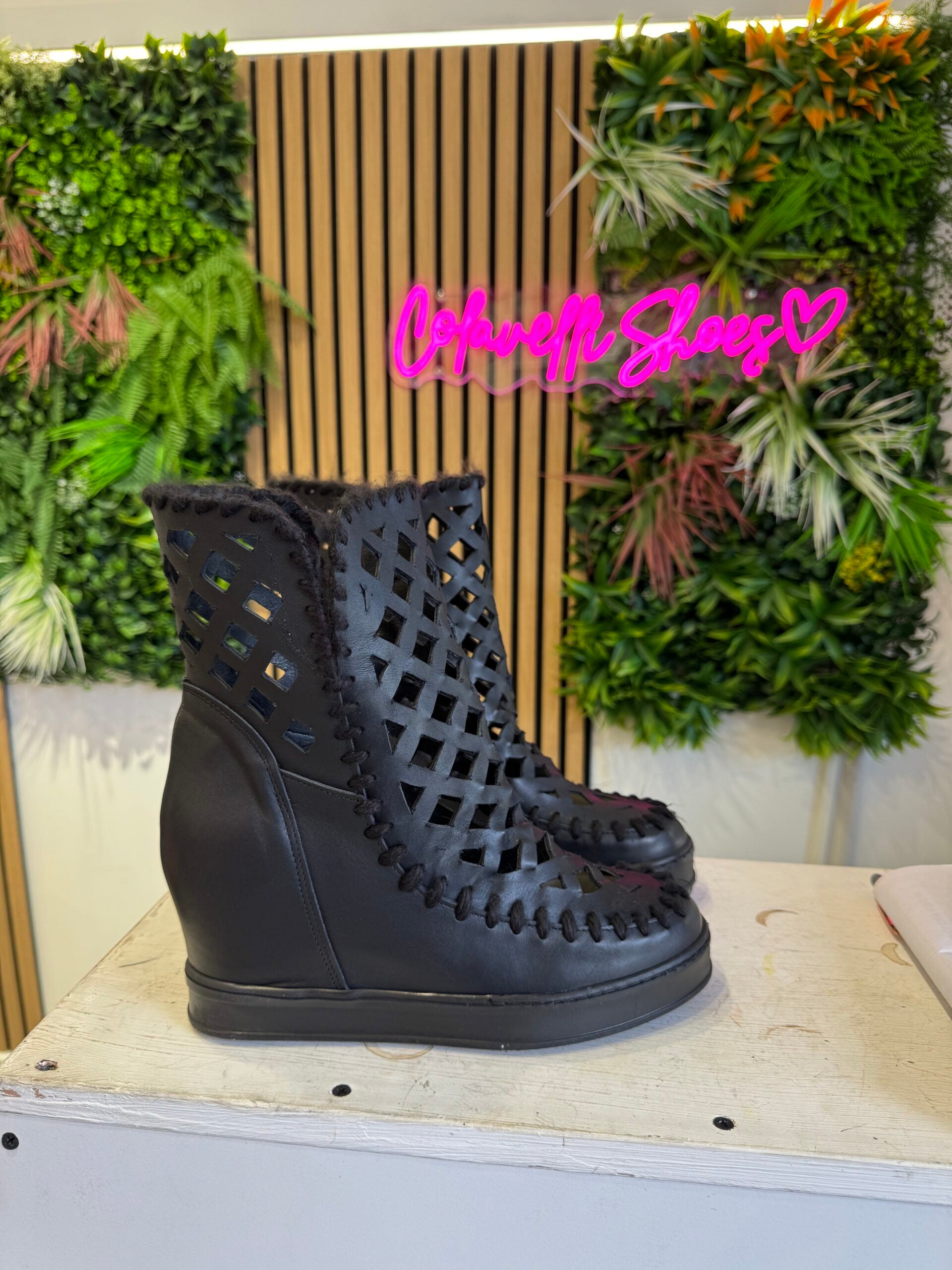 Cherry checkered black leather sn