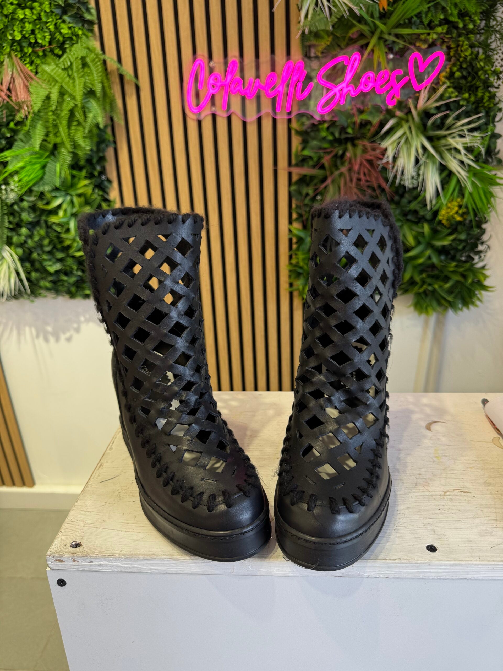 Cherry checkered black leather sn