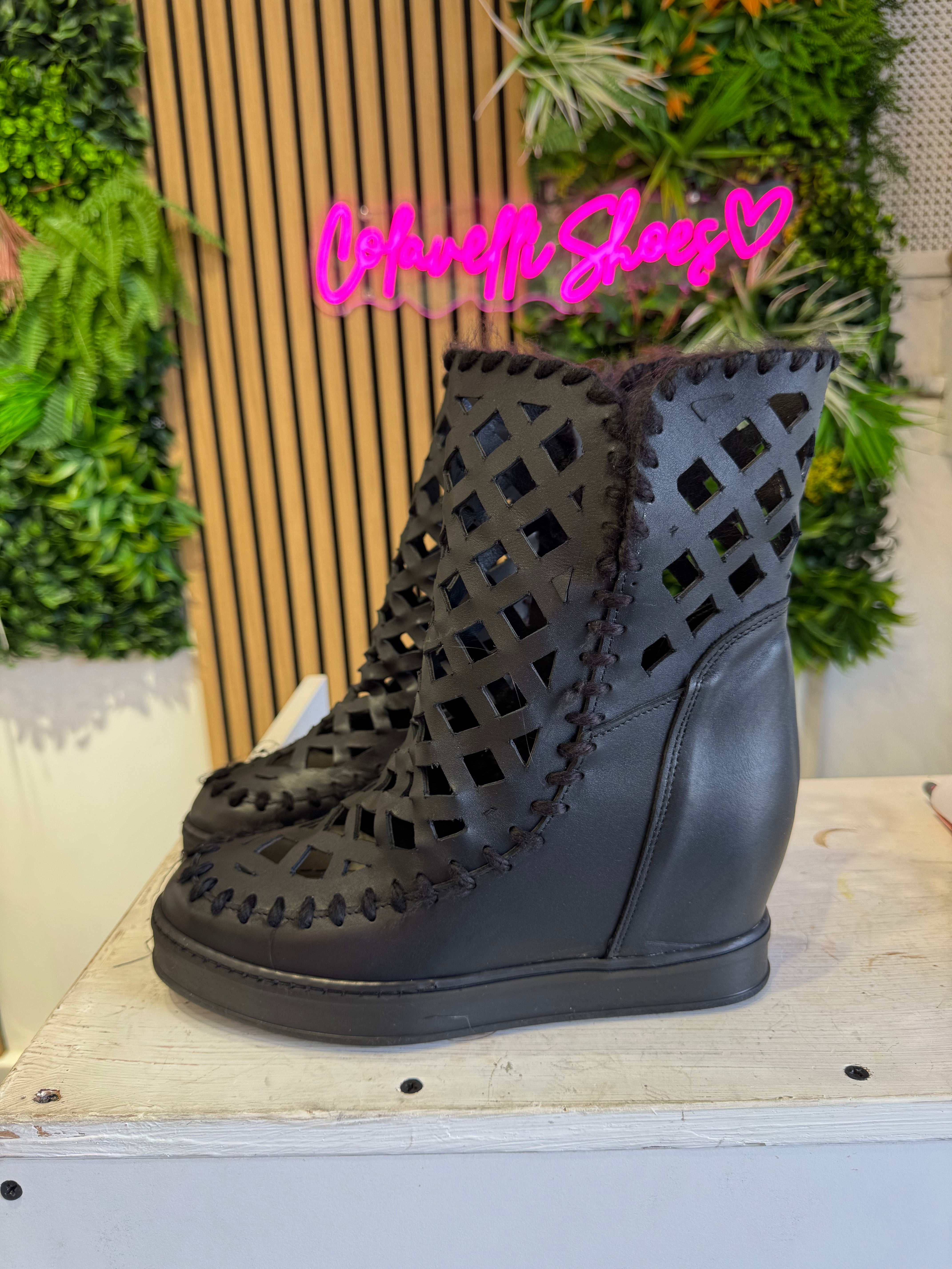 Cherry checkered black leather sn