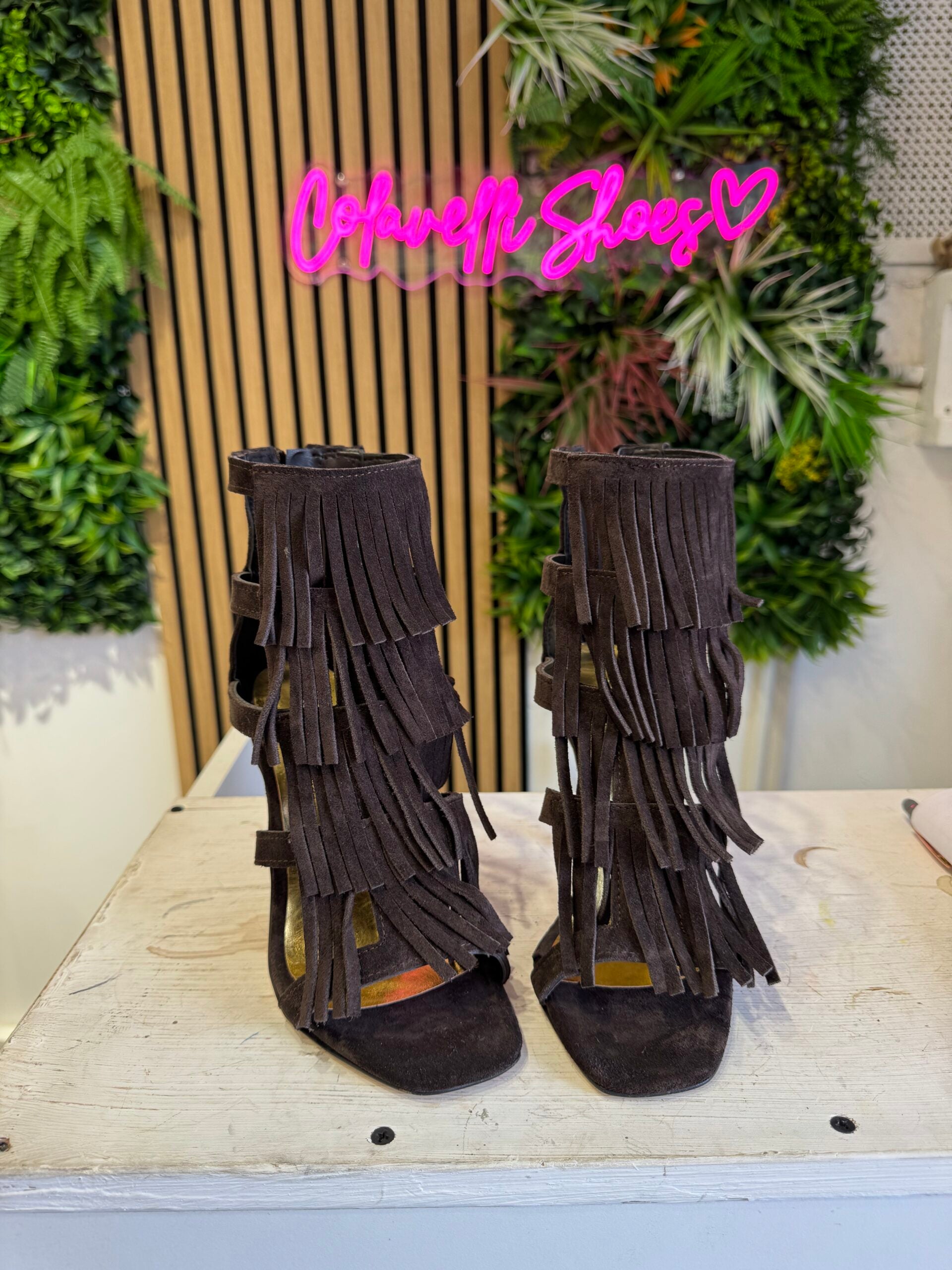 Aphrodite suede t dark brown