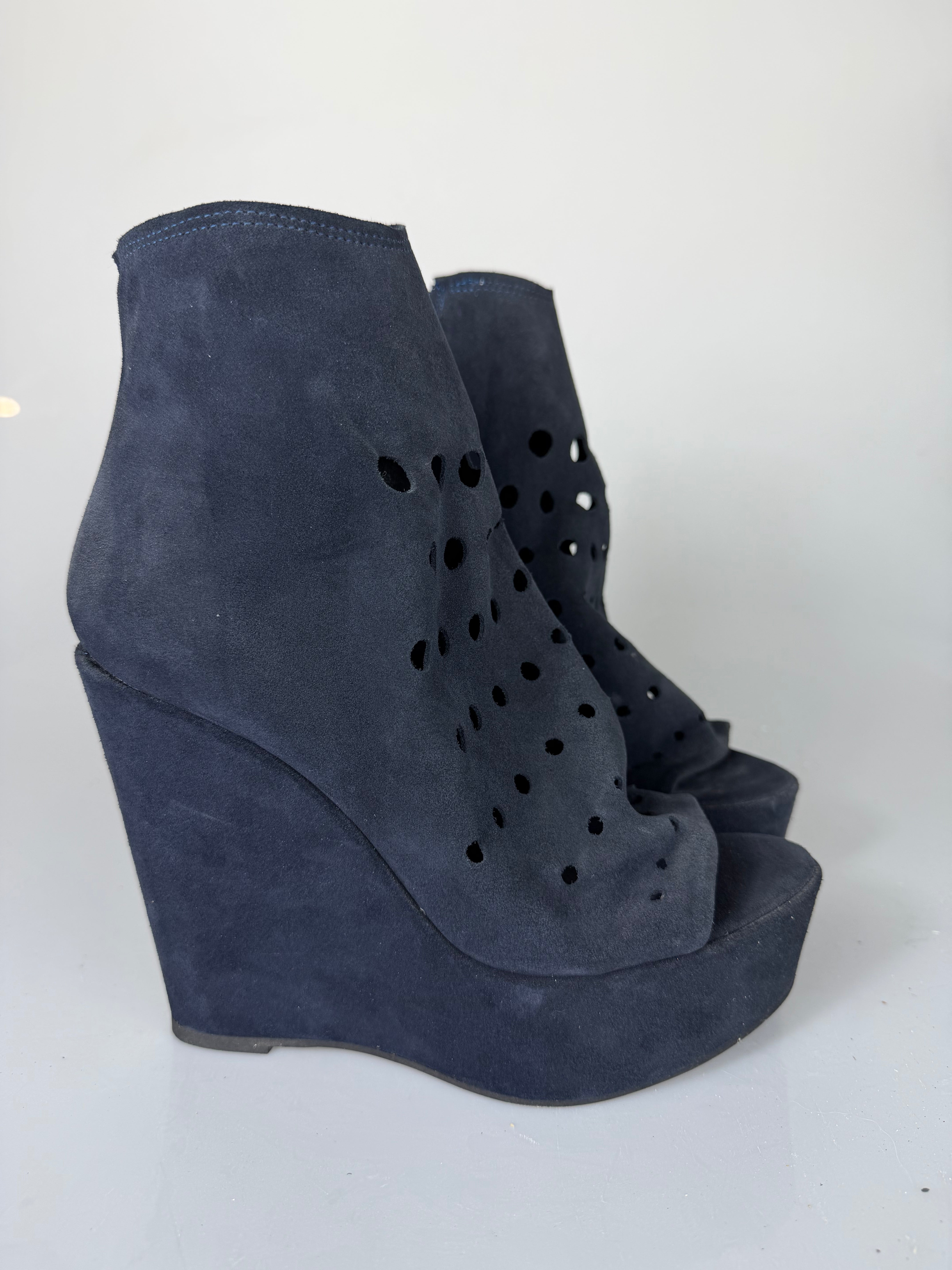 Carmensita buchi cam blu