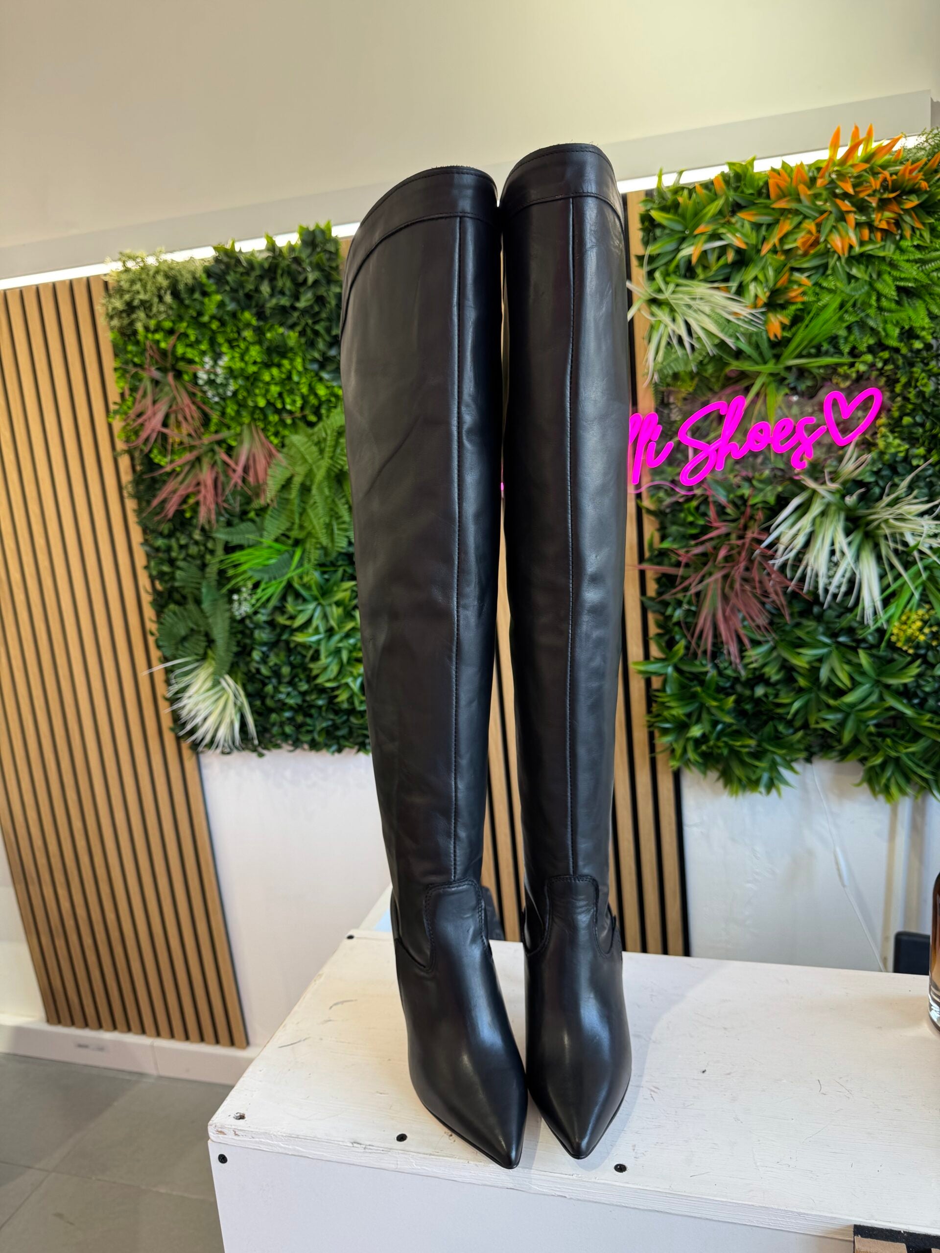 Fury 1590 black leather
