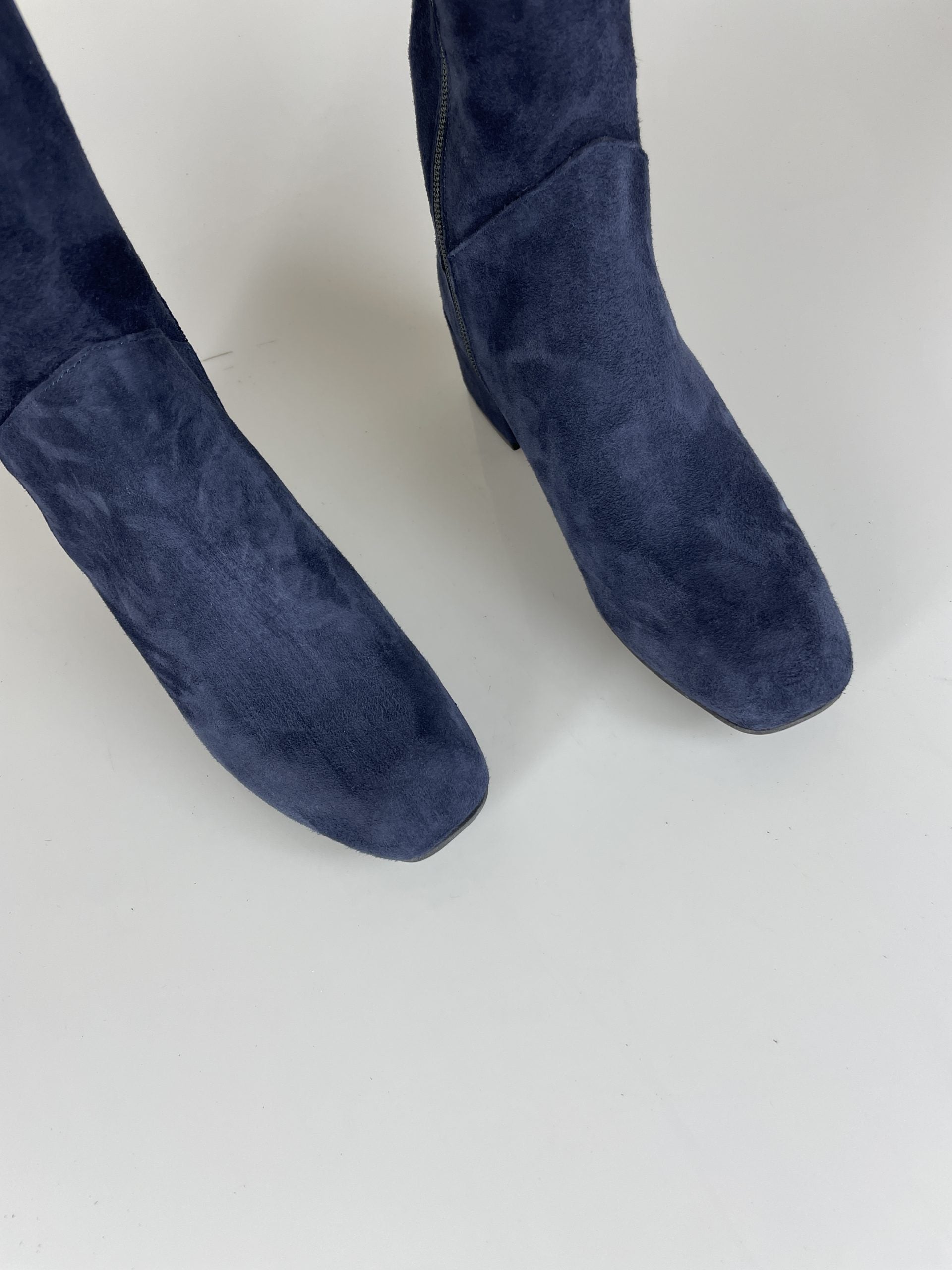 Valentina ante azul