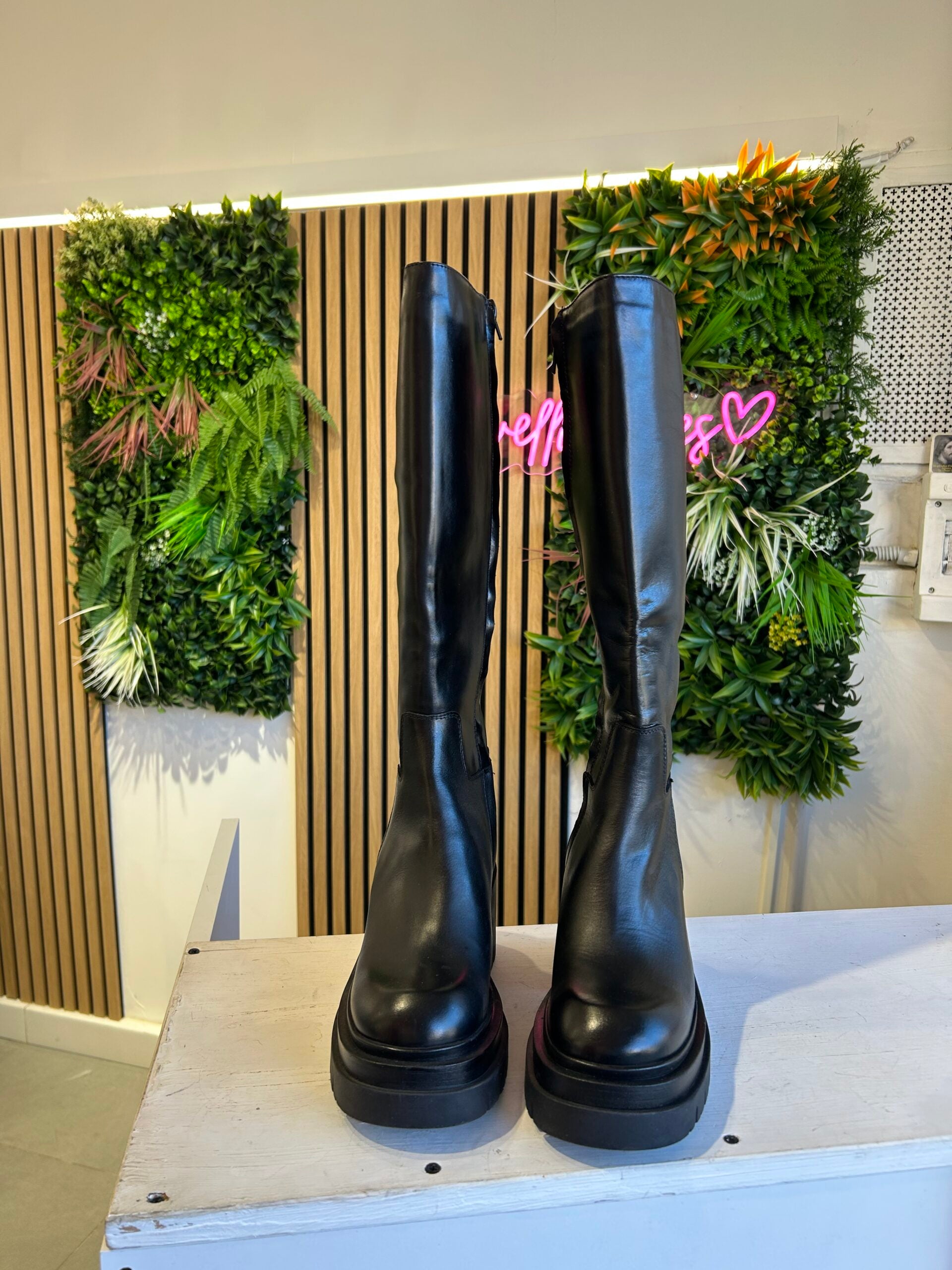 Bota de plataforma de piel negra