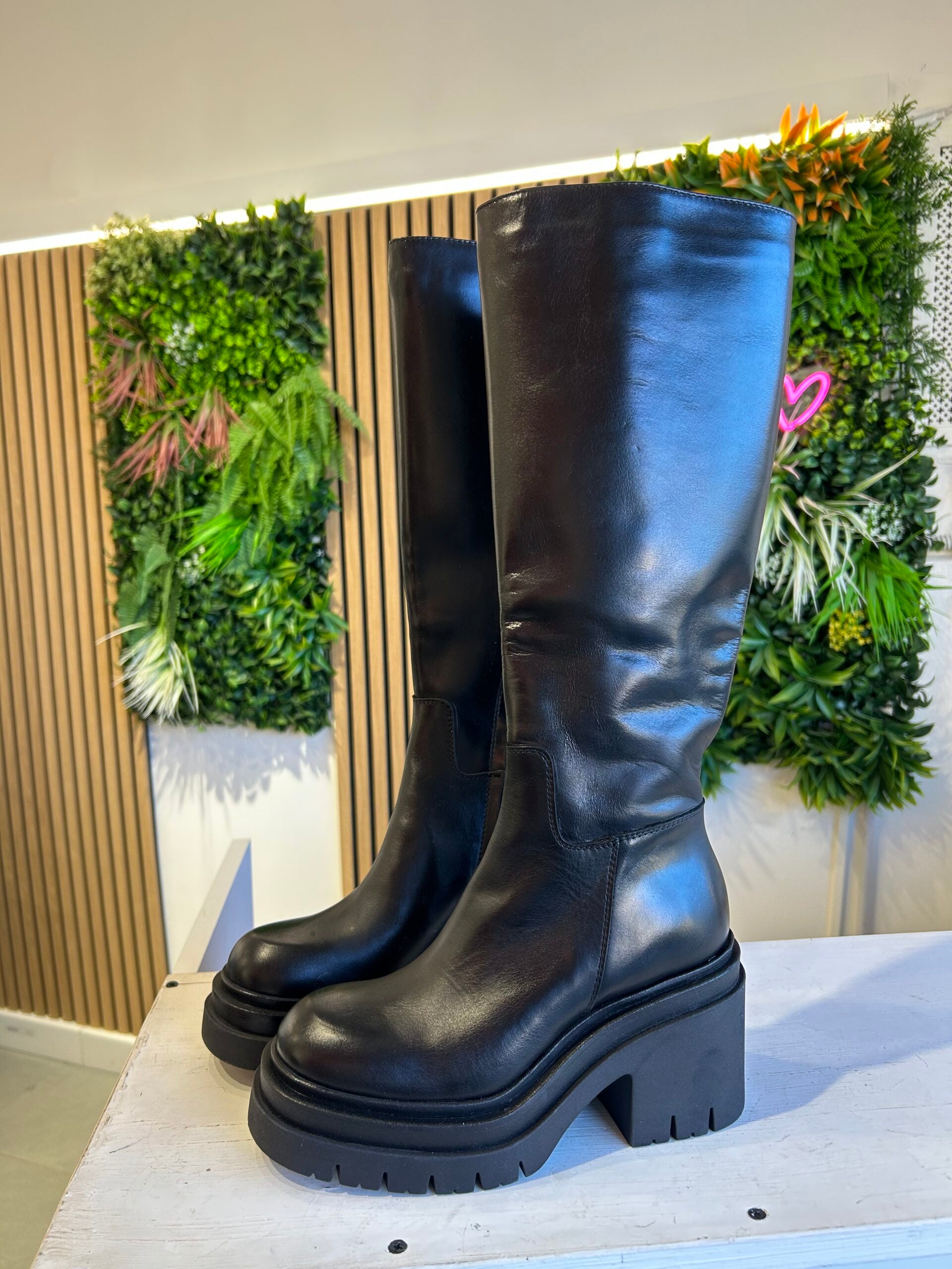 Bota de plataforma de piel negra