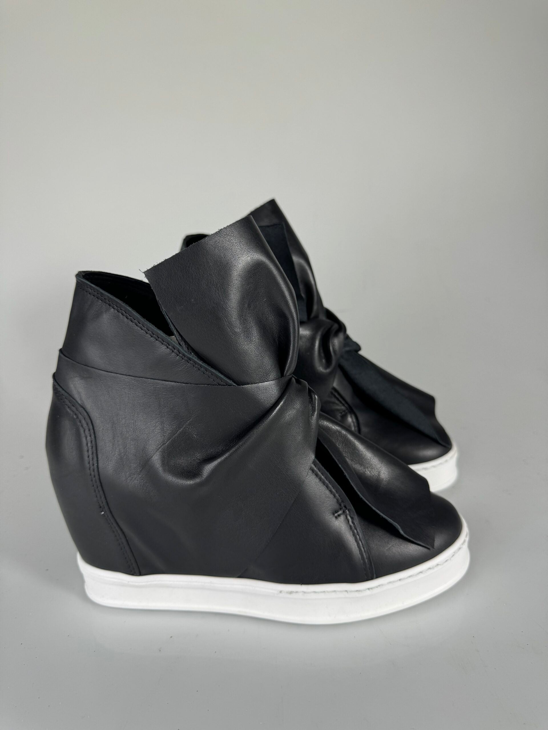 Full up black leather bow