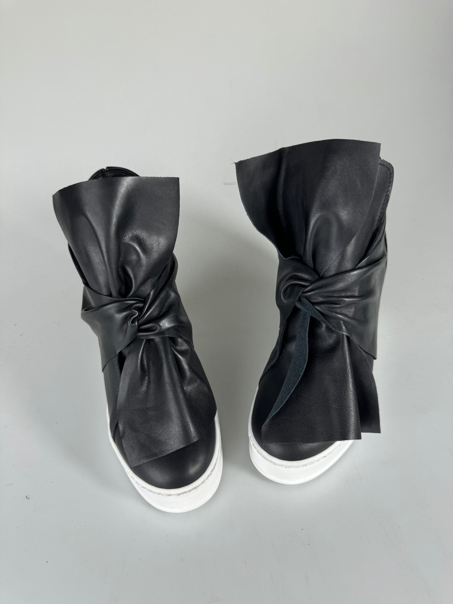 Full up black leather bow