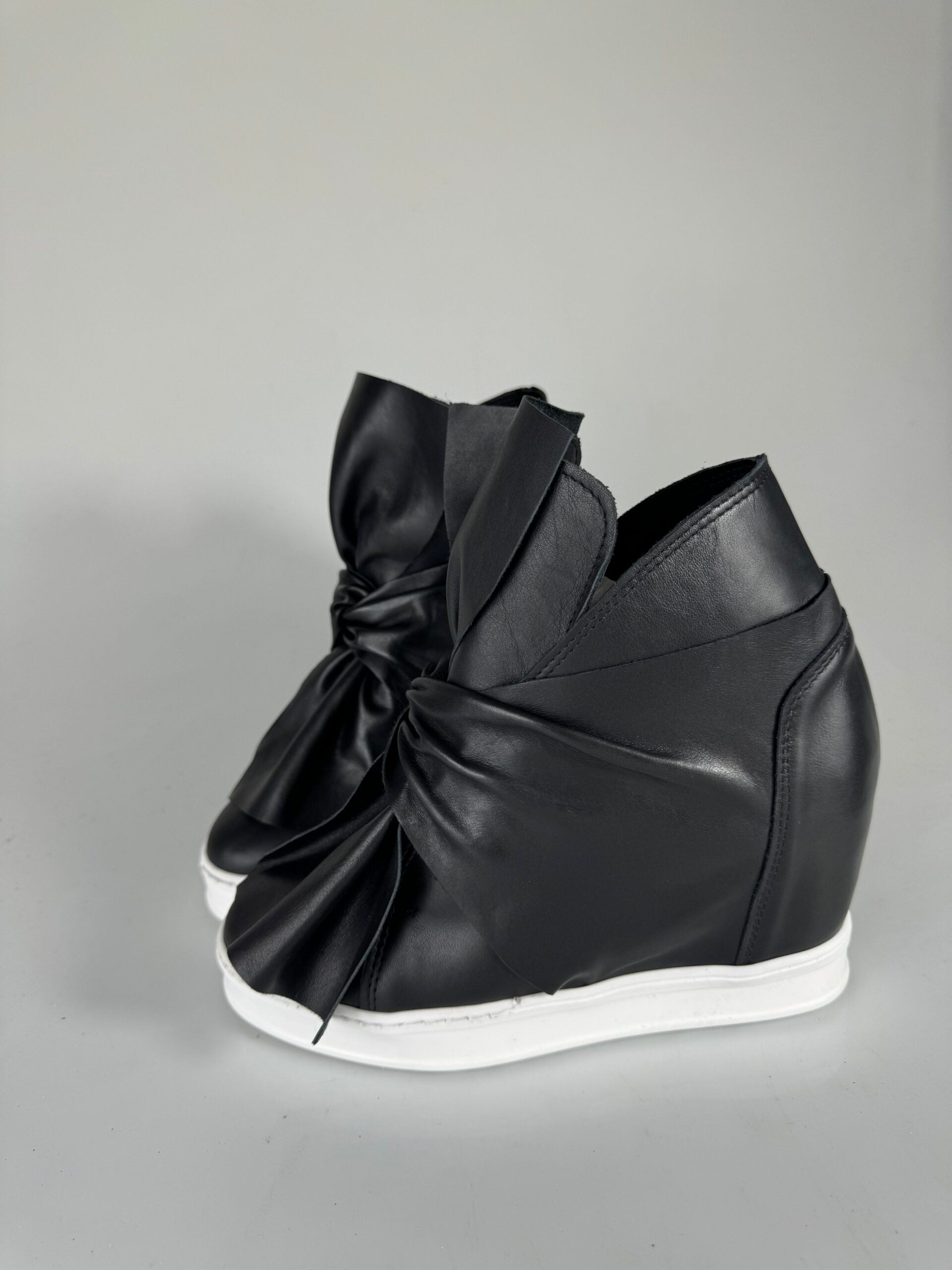 Full up black leather bow