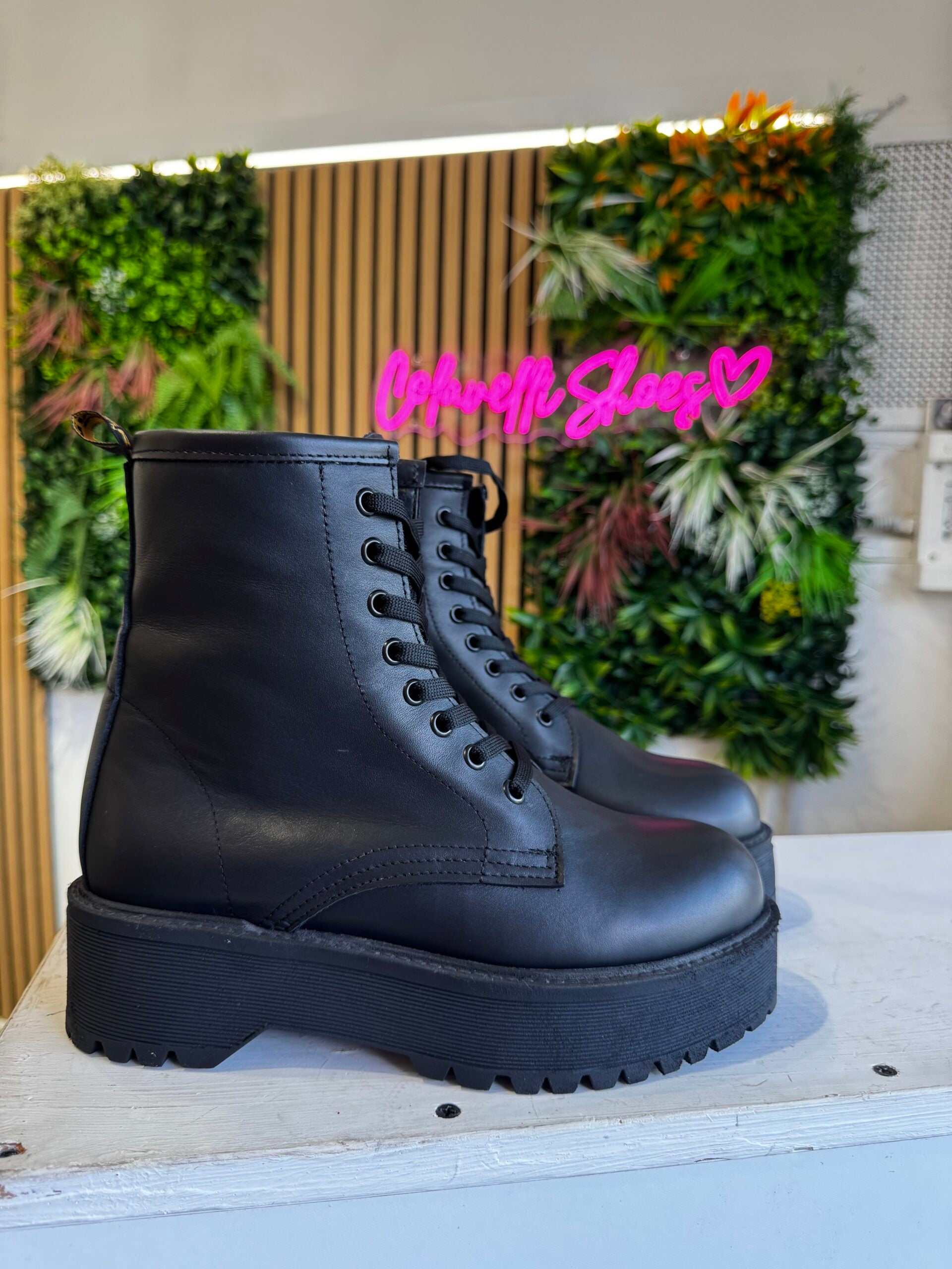 6060 black leather black sole