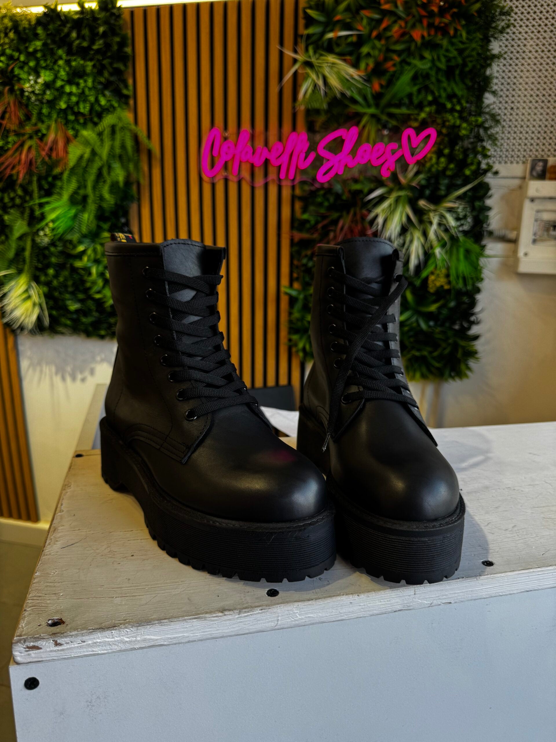 6060 black leather black sole