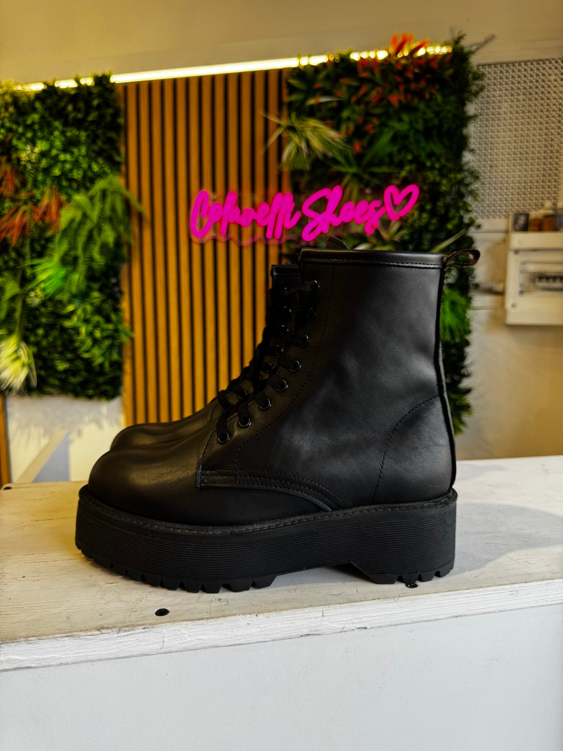 6060 black leather black sole