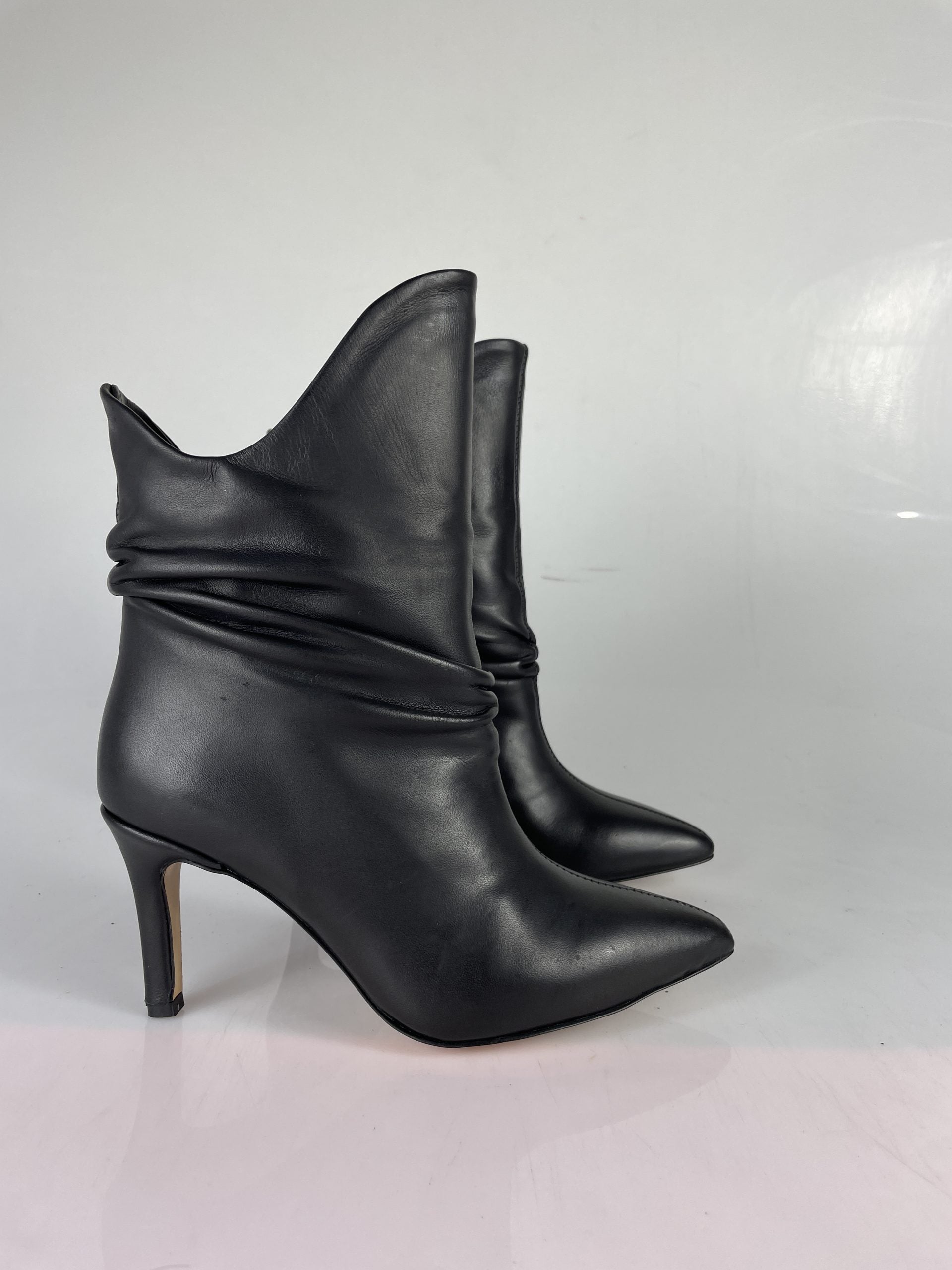Gilda aggrappato pelle nero
