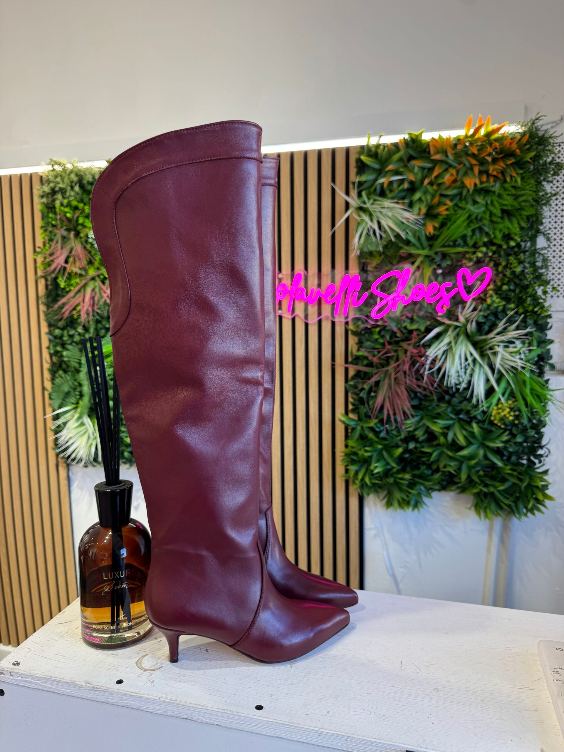 Furia Flaminia wine-colored skin