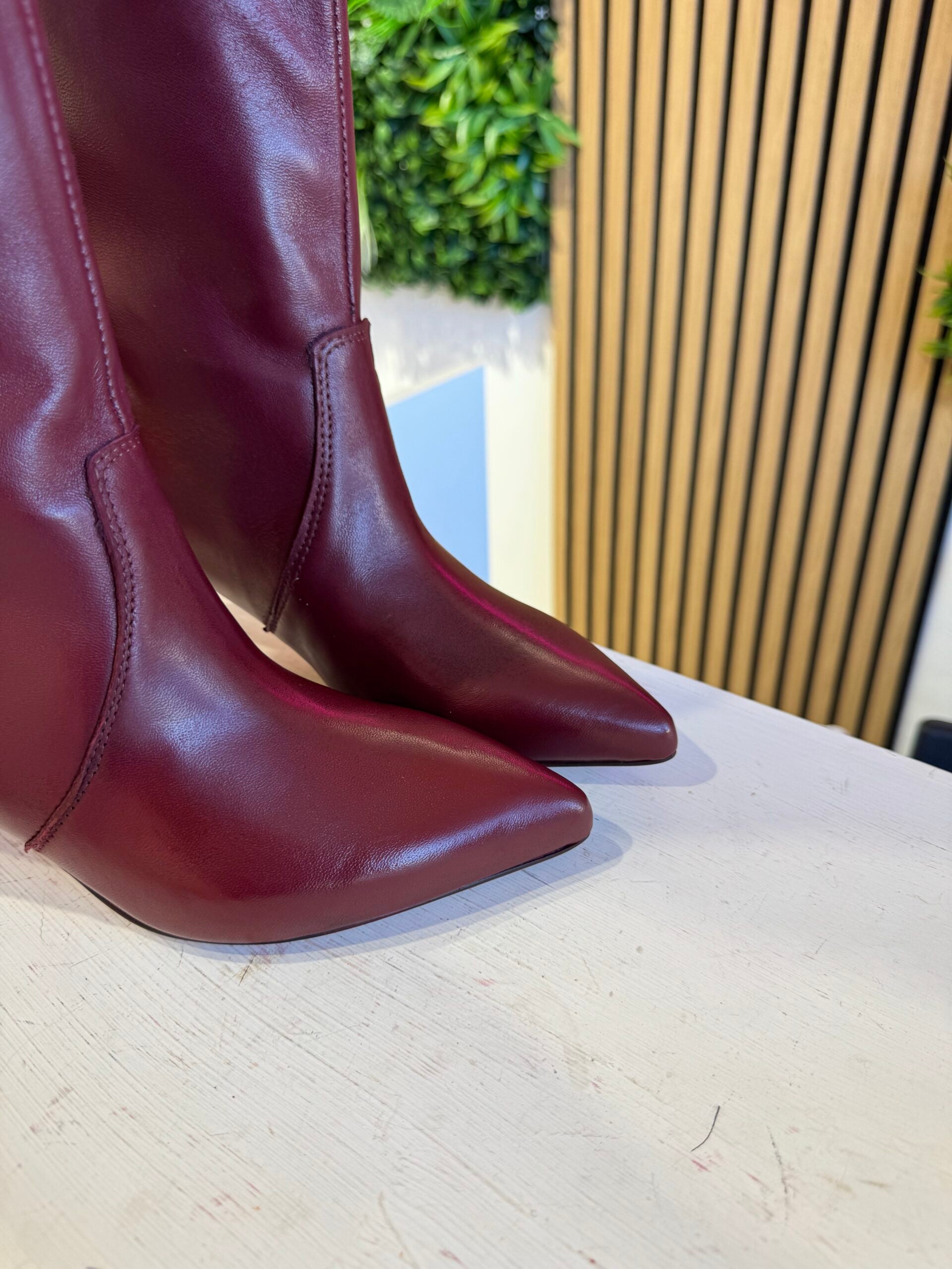 Furia Flaminia wine-colored skin