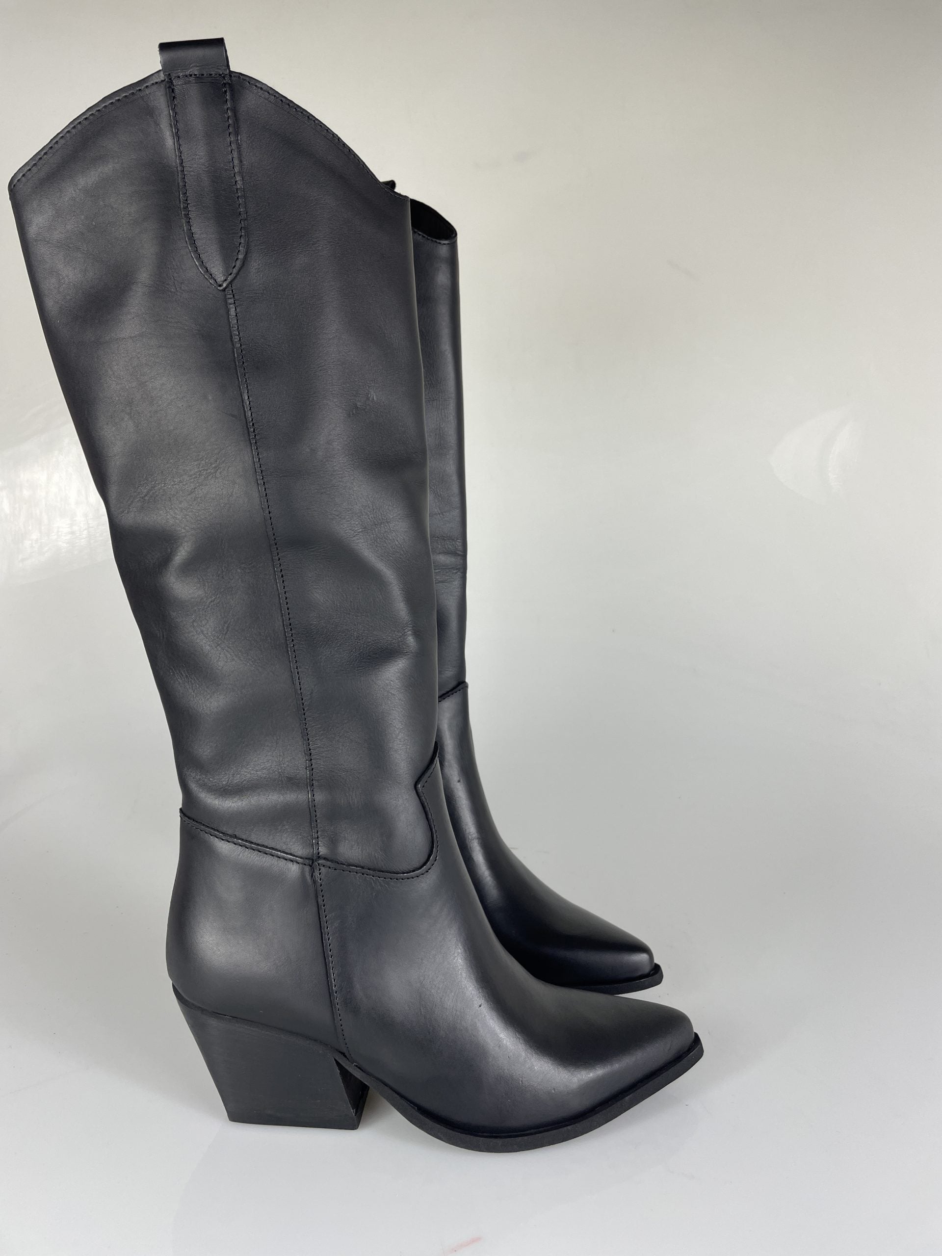 Mara102 cuero negro básico