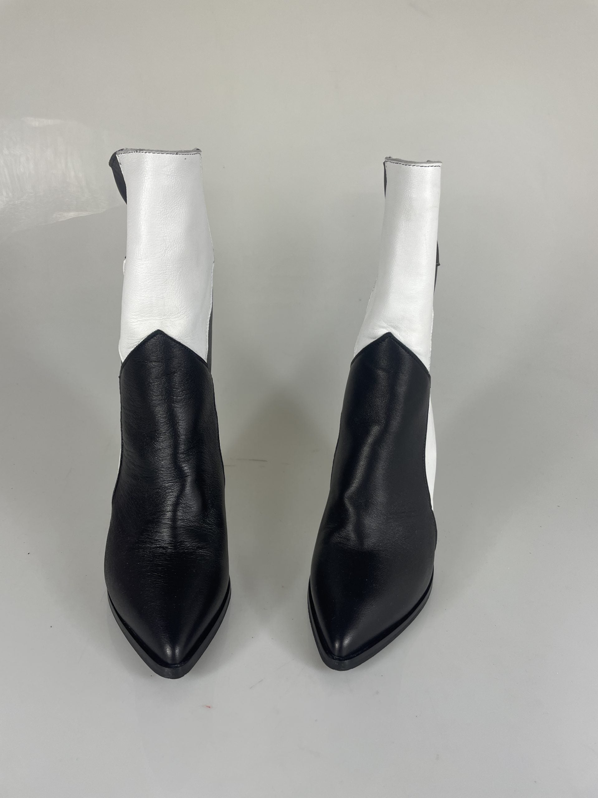 I30 leather bis white black