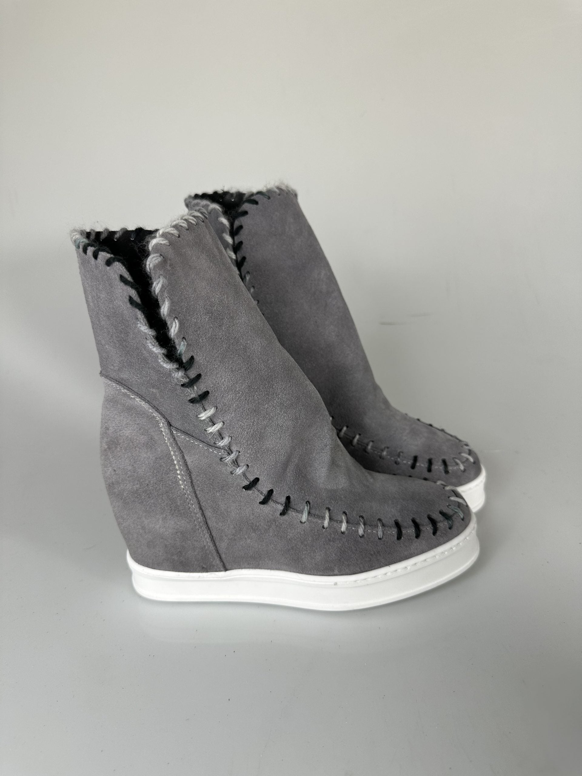 Louu grey suede NEW