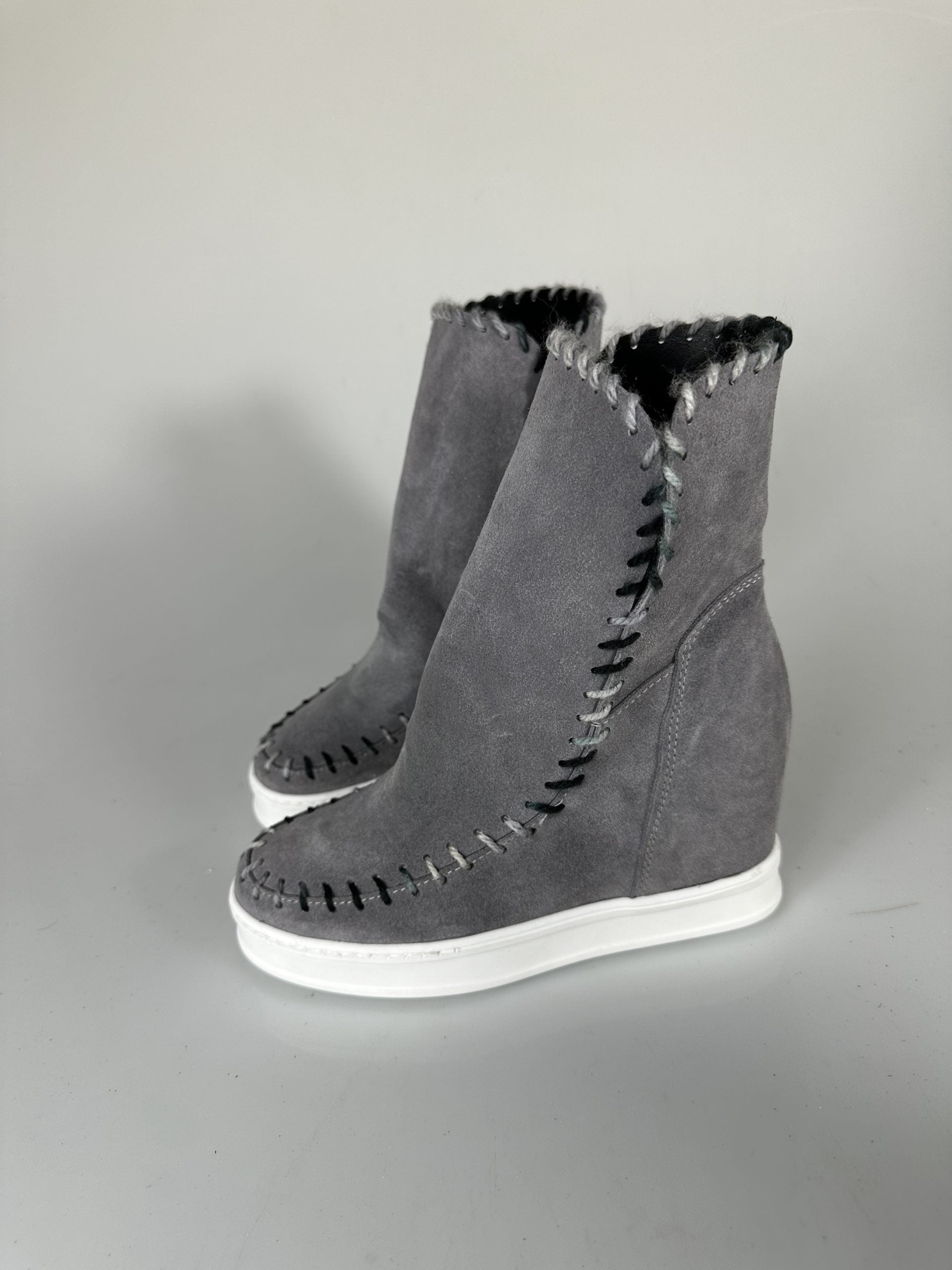 Louu grey suede NEW