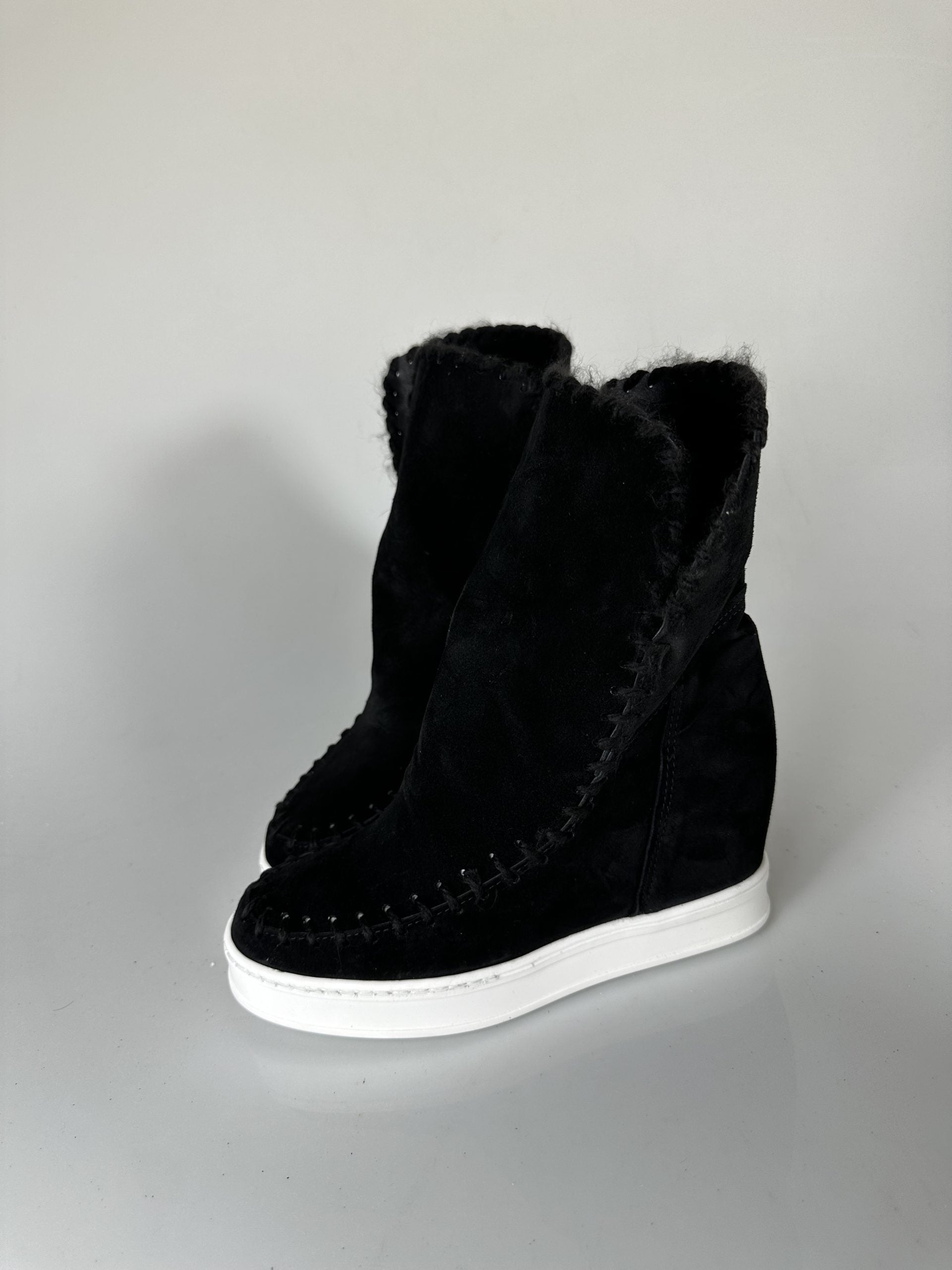 Louu black suede NEW