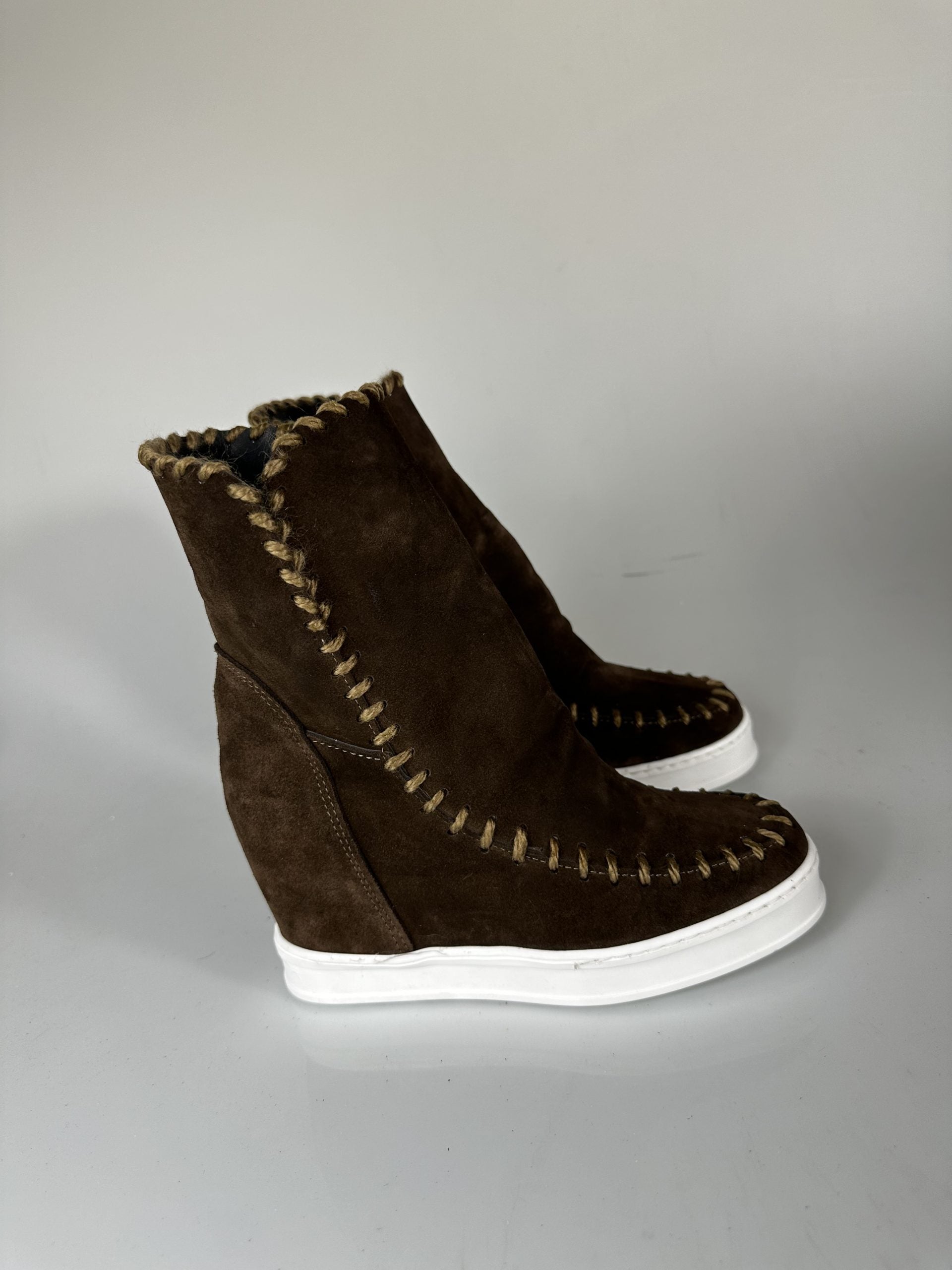 Louu chocolate suede NEW