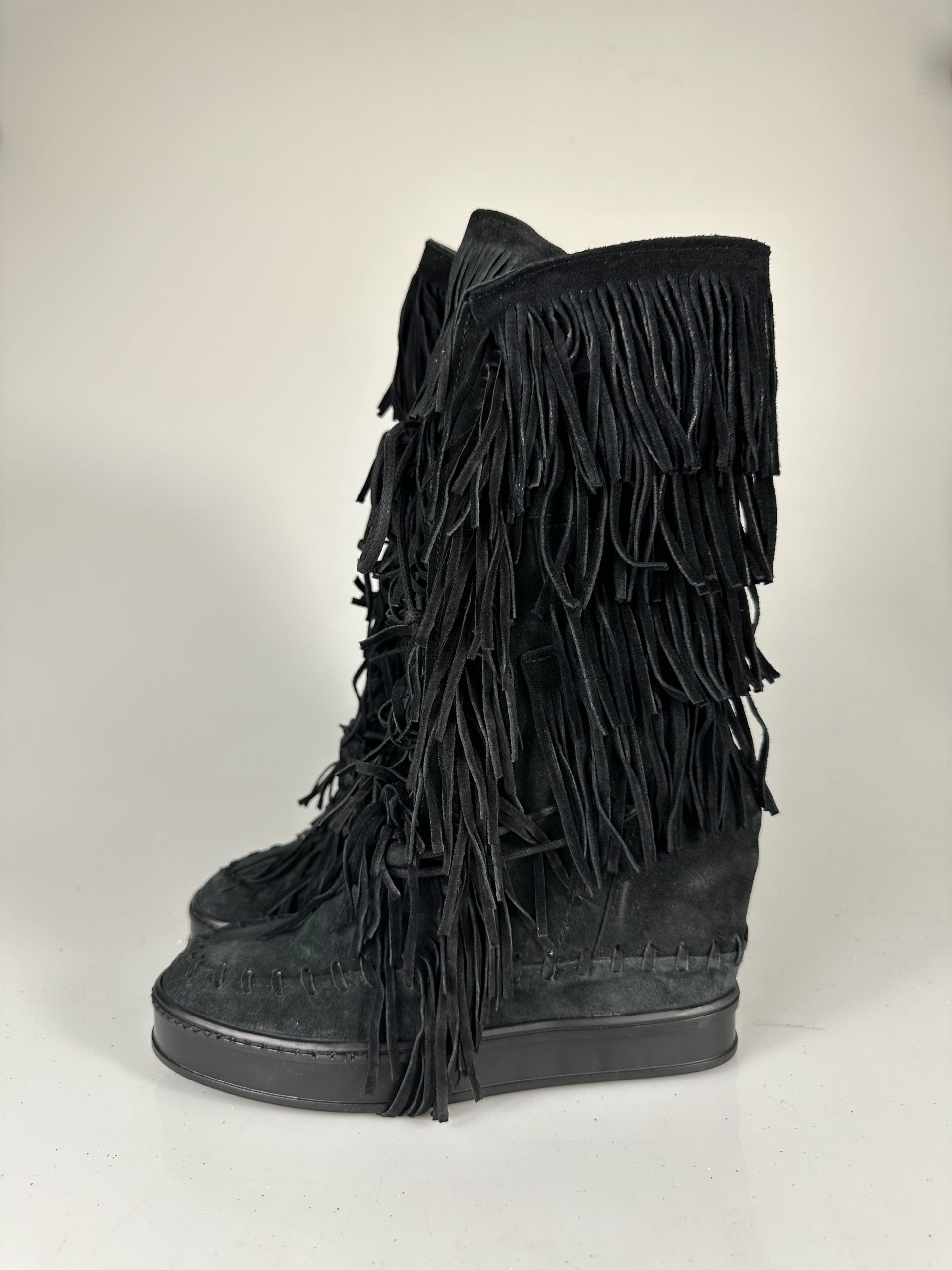 Regular black suede black sole