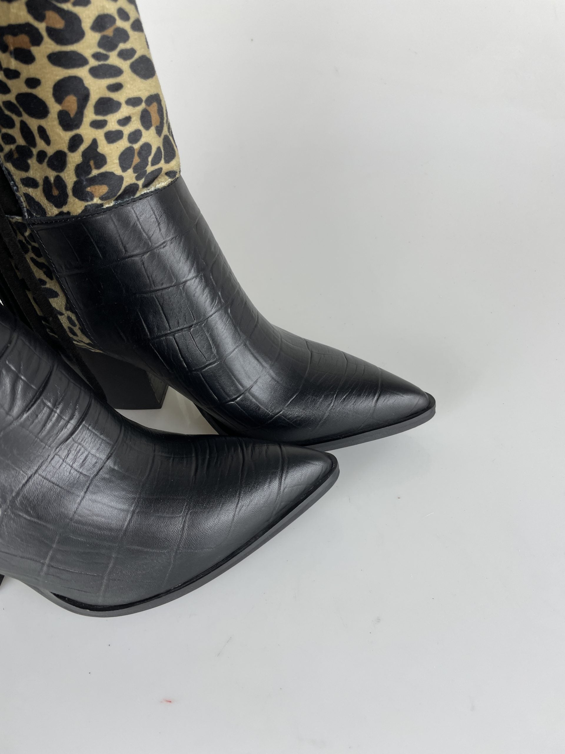 Black spotted Caesar camperos